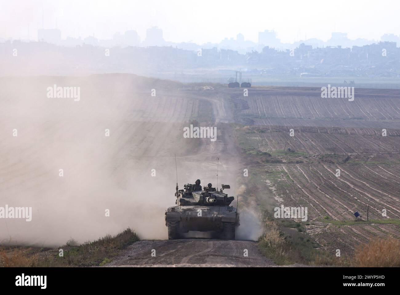 (240408) -- SDEROT, 8 avril 2024 (Xinhua) -- un char israélien manœuvre près de la frontière avec la bande de Gaza, dans le Sud d'Israël, le 7 avril 2024. Les troupes israéliennes ont été retirées du sud de Gaza en préparation d'une éventuelle opération dans la ville de Rafah, a déclaré dimanche le ministre israélien de la Défense Yoav Gallant. (Ilan Assayag/JINI via Xinhua) Banque D'Images