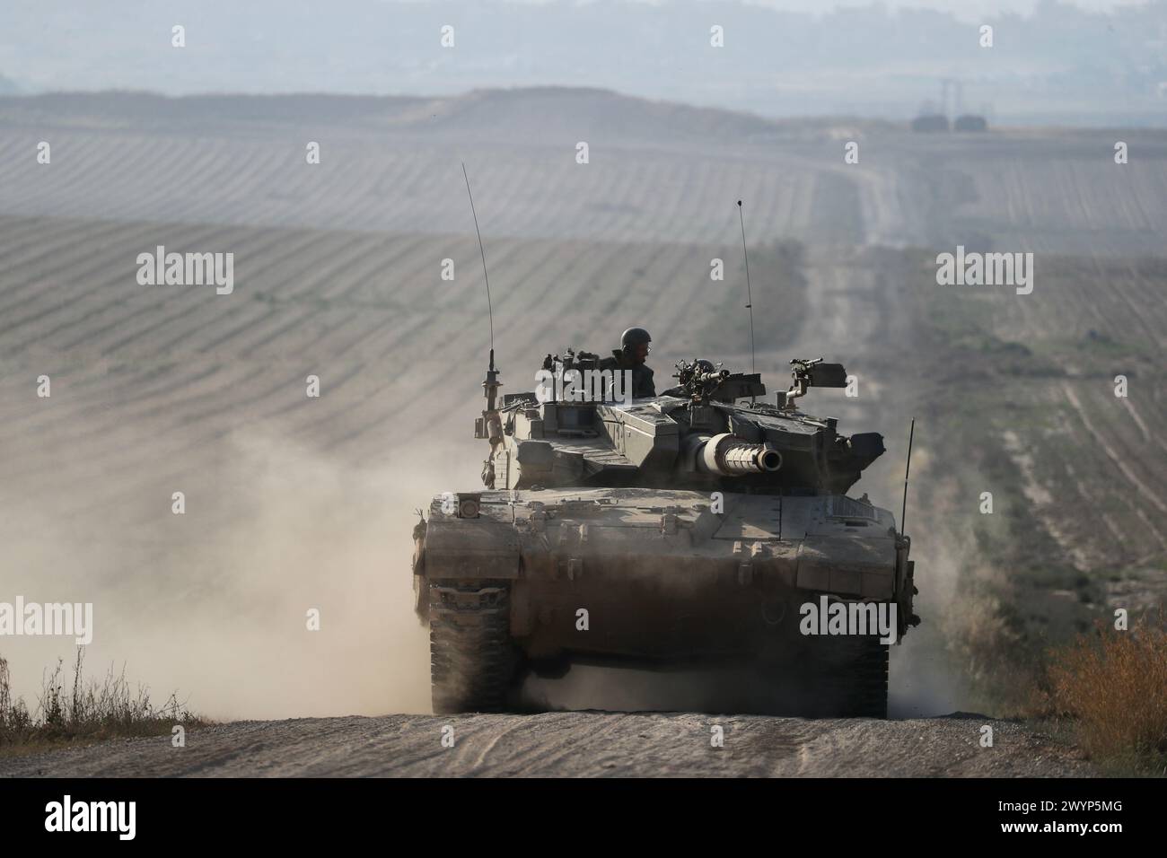 Sderot, Israël. 7 avril 2024. Un char israélien manœuvre près de la frontière avec la bande de Gaza, dans le Sud d’Israël, le 7 avril 2024. Les troupes israéliennes ont été retirées du sud de Gaza en préparation d'une éventuelle opération dans la ville de Rafah, a déclaré dimanche le ministre israélien de la Défense Yoav Gallant. Crédit : Jamal Awad/Xinhua/Alamy Live News Banque D'Images