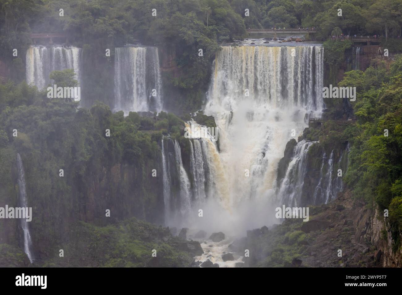 Cascade d'Iguazu en Argentine nad Brésil beau paysage par une journée ensoleillée avec des nuages. Plus grande cascade en Amérique du Sud ruisseaux d'eau dans les tropiques Banque D'Images