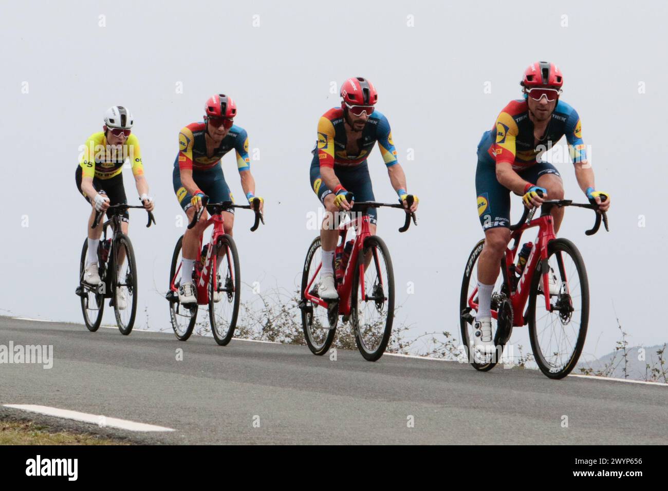 L'équipe Lidl Trek de Skjemose a mis sous pression avec une pause anticipée de 26 coureurs Banque D'Images