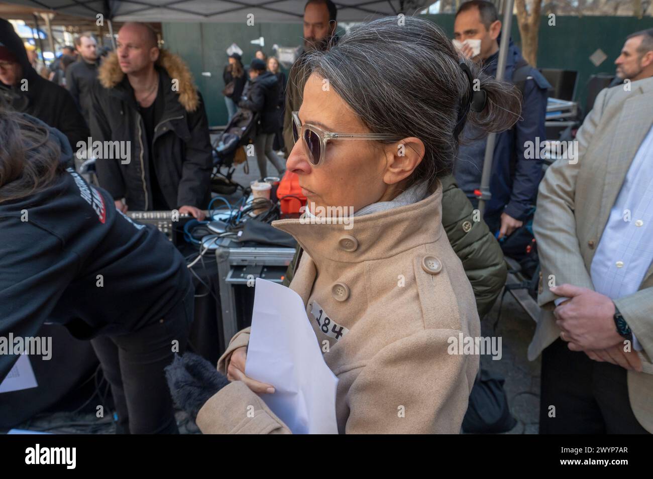 NEW YORK, NEW YORK - 07 AVRIL : Rachel Goldberg Polin, mère de Hersh Goldberg Polin pris en otage par le Hamas, prend la parole lors d'un rassemblement "Bring Them Home NOW" marquant le sixième anniversaire des attaques contre Israël par le Hamas et appelant au retour des otages détenus par le Hamas, près du siège des Nations Unies le 07 avril 2024 à New York, New York, États-Unis. Israël marque six mois depuis que les militants du Hamas ont lancé une attaque contre Israël à partir de la bande de Gaza lors des attaques d'octobre 07, alors que 133 otages sont toujours détenus en captivité à Gaza, selon l'armée israélienne. Banque D'Images