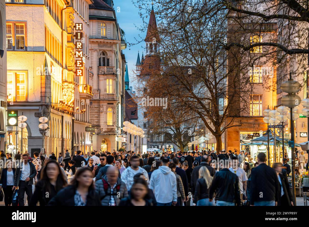 Shopping in der Kaufingerstraße, München, avril 2024 Deutschland, München, avril 2024, shopping in der Kaufingerstraße, Einkaufsstraße in der Innenstadt, Fußgängerzone am Freitagabend, viele Passanten, Blaue Stunde, Wirtschaft, Frühling, Bayern, *** Shopping à Kaufingerstraße, Munich, avril 2024 Allemagne, Munich, avril 2024, shopping à Kaufingerstraße, rue commerçante dans le centre-ville, zone piétonne le vendredi soir, nombreux passants, heure bleue, économie, printemps, Bavière, Banque D'Images