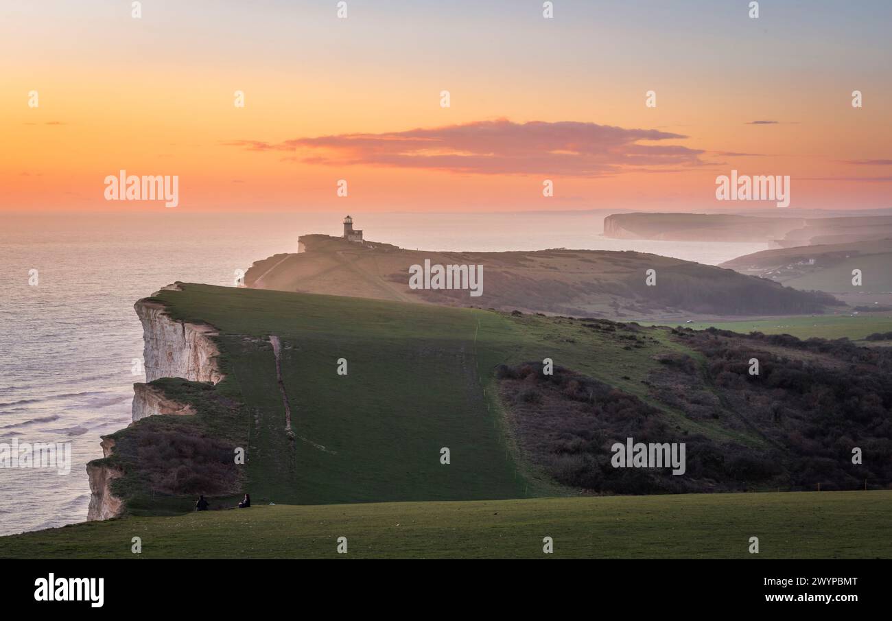 Magnifique coucher de soleil et paysage depuis le bord de falaise de Beachy Head avec le phare de belle tout sur la côte est du Sussex, sud-est de l'Angleterre Banque D'Images