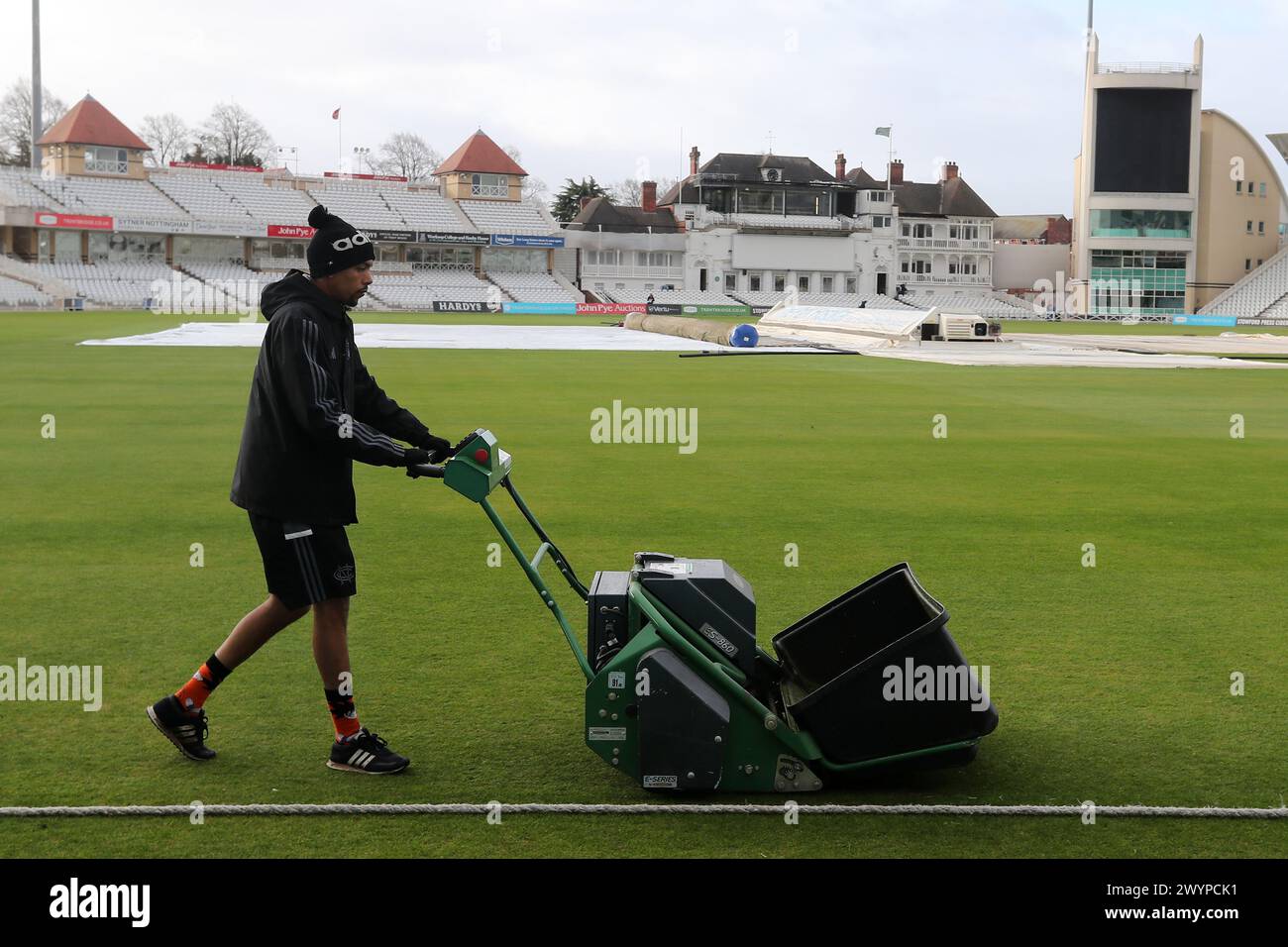 Préparation du pitch lors du Nottinghamshire CCC vs Essex CCC, Vitality County Championship Division 1 Cricket à Trent Bridge le 7 avril 2024 Banque D'Images