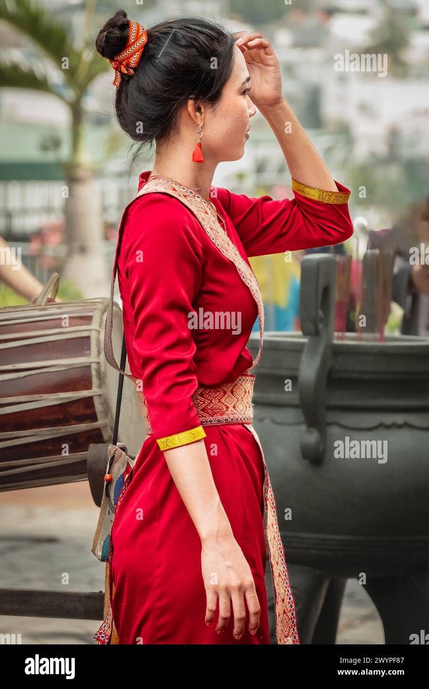 Photo d'une jeune femme vietnamienne portant un ao dai rouge. Vietnam femme portant la culture traditionnelle Ao Dai à l'ancien temple à Nha Trang au Vietnam-mars 28,20 Banque D'Images