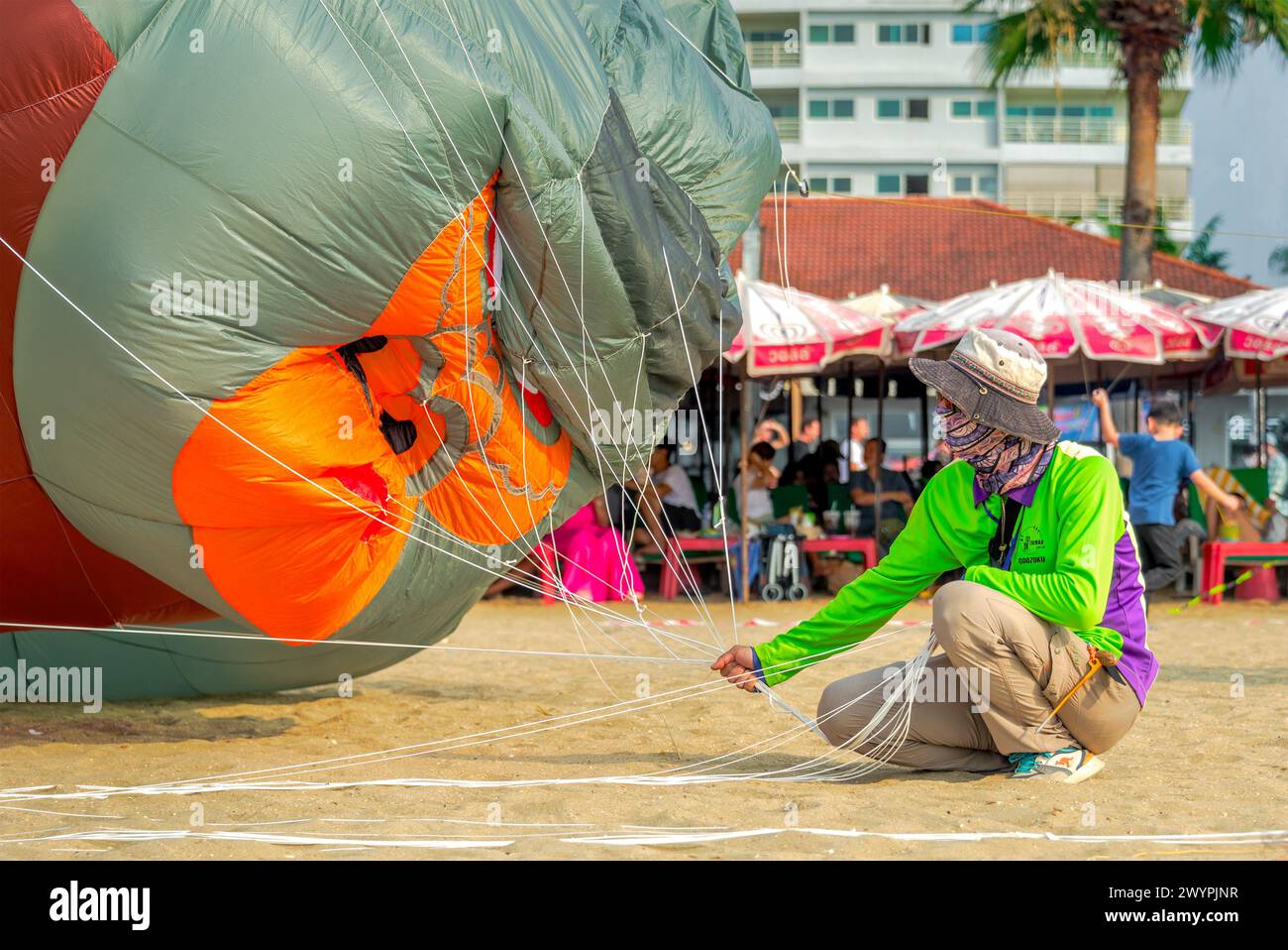 Chonburi, Thaïlande, 25 février 2024 : Pattaya International Kite Festival, un dépliant de cerf-volant prépare et vérifie son cerf-volant géant King Kong. Banque D'Images