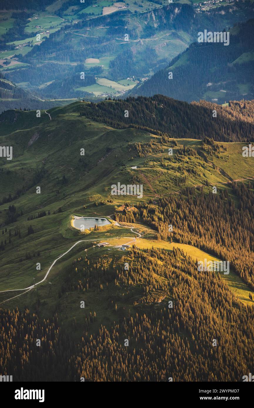 Wanderung auf den Hochkönig, mit einer Höhe von 2941 m ü. A. der Höchste Gebirgsstock der Berchtesgadener Alpen, AM 09.07.2020. IM Bild : Ausblick vom Gipfel des Hochkönig auf das gegenüberliegende und gleichnamige Skiegebiet. // randonnée jusqu’au Hochkönig, à une altitude de 2941 m au-dessus du niveau de la mer. A. la plus haute chaîne de montagnes des Alpes de Berchtesgaden, le 9 juillet 2020. Sur la photo : vue du sommet du Hochkönig sur le domaine skiable en face et du même nom. - 20200709 PD13835 crédit : APA-PictureDesk/Alamy Live News Banque D'Images