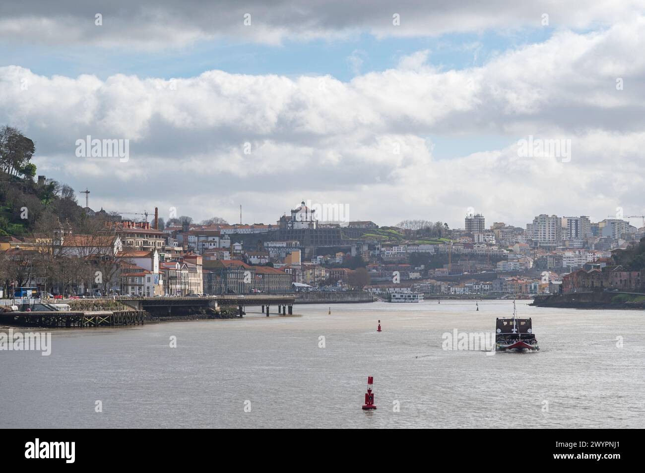 Vue panoramique sur le front de la rivière Gaia sur le fleuve Douro depuis la direction de la côte Banque D'Images