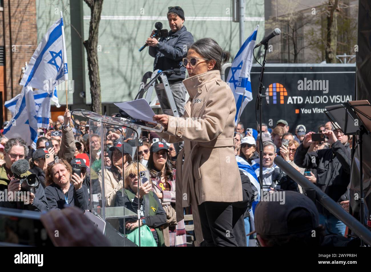 New York, États-Unis. 07 avril 2024. Rachel Goldberg Polin, mère de Hersh Goldberg Polin pris en otage par le Hamas, prend la parole lors d'un rassemblement "ramenez-les à la maison MAINTENANT" marquant le sixième anniversaire des attaques contre Israël par le Hamas et appelant au retour des otages détenus par le Hamas, près du siège des Nations Unies. Israël marque six mois depuis que les militants du Hamas ont lancé une attaque contre Israël à partir de la bande de Gaza lors des attaques d'octobre 07, alors que 133 otages sont toujours détenus en captivité à Gaza, selon l'armée israélienne. Crédit : SOPA images Limited/Alamy Live News Banque D'Images