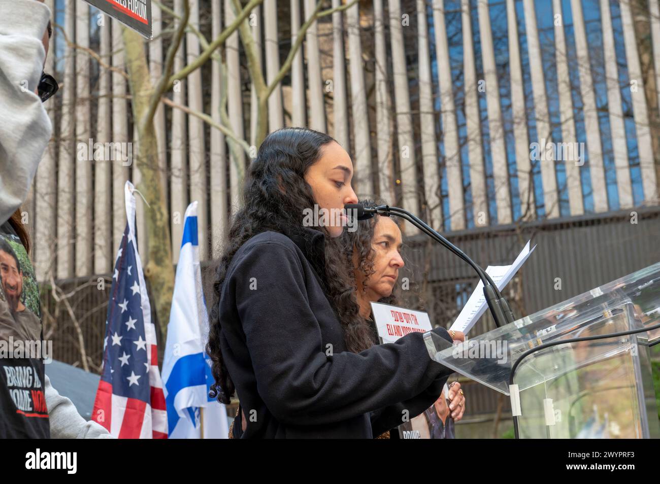 Shira Matalon, la nièce d'Eli Sharabi qui est retenu en otage par le Hamas et de Yossi Sharabi qui a été assassiné en captivité, prend la parole lors d'un rassemblement "ramenez-les à la maison MAINTENANT" marquant le sixième anniversaire des attaques contre Israël par le Hamas et appelant au retour des otages détenus par le Hamas, près du Siège de l'ONU. Israël marque six mois depuis que les militants du Hamas ont lancé une attaque contre Israël à partir de la bande de Gaza lors des attaques d'octobre 07, alors que 133 otages sont toujours détenus en captivité à Gaza, selon l'armée israélienne. Banque D'Images Shira Matalon, la nièce d'Eli Sharabi qui est retenu en otage par le Hamas et de Yossi Sharabi qui a été assassiné en captivité, prend la parole lors d'un rassemblement "ramenez-les à la maison MAINTENANT" marquant le sixième anniversaire des attaques contre Israël par le Hamas et appelant au retour des otages détenus par le Hamas, près du Siège de l'ONU. Israël marque six mois depuis que les militants du Hamas ont lancé une attaque contre Israël à partir de la bande de Gaza lors des attaques d'octobre 07, alors que 133 otages sont toujours détenus en captivité à Gaza, selon l'armée israélienne. Banque D'Images