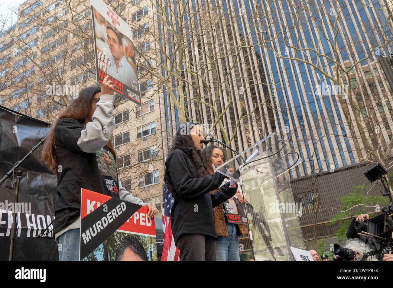 Shira Matalon, la nièce d'Eli Sharabi qui est retenu en otage par le Hamas et de Yossi Sharabi qui a été assassiné en captivité, prend la parole lors d'un rassemblement "ramenez-les à la maison MAINTENANT" marquant le sixième anniversaire des attaques contre Israël par le Hamas et appelant au retour des otages détenus par le Hamas, près du Siège de l'ONU. Israël marque six mois depuis que les militants du Hamas ont lancé une attaque contre Israël à partir de la bande de Gaza lors des attaques d'octobre 07, alors que 133 otages sont toujours détenus en captivité à Gaza, selon l'armée israélienne. Banque D'Images Shira Matalon, la nièce d'Eli Sharabi qui est retenu en otage par le Hamas et de Yossi Sharabi qui a été assassiné en captivité, prend la parole lors d'un rassemblement "ramenez-les à la maison MAINTENANT" marquant le sixième anniversaire des attaques contre Israël par le Hamas et appelant au retour des otages détenus par le Hamas, près du Siège de l'ONU. Israël marque six mois depuis que les militants du Hamas ont lancé une attaque contre Israël à partir de la bande de Gaza lors des attaques d'octobre 07, alors que 133 otages sont toujours détenus en captivité à Gaza, selon l'armée israélienne. Banque D'Images