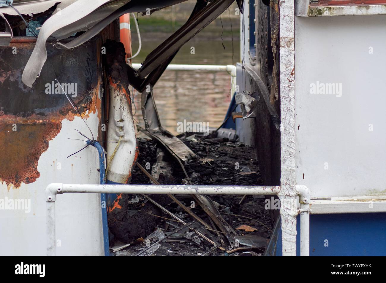 Belfast, Royaume-Uni 8 04 2024 MV barge de confiance suite à des dommages causés par un incendie à Lanyon Quay qui accueille des événements artistiques et autres survenus le jeudi 4 avril Belfast Irlande du Nord crédit : HeadlineX/Alamy Live News Banque D'Images