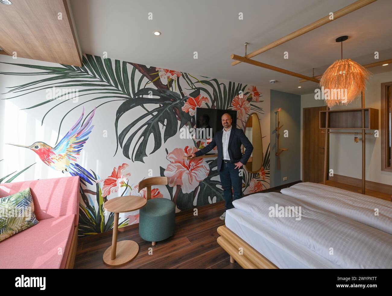 Krausnick, Allemagne. 08 avril 2024. Chris Jung, directeur général de Tropical Island, se tient dans une chambre du nouveau complexe hôtelier 'Ohana'. La propriété avec le nom hawaïen 'Ohana', qui se traduit par famille, ajoutera un hébergement de haute qualité et une zone de divertissement supplémentaire à l'offre existante du monde de l'aventure tropicale. Crédit : Patrick Pleul/dpa/Alamy Live News Banque D'Images