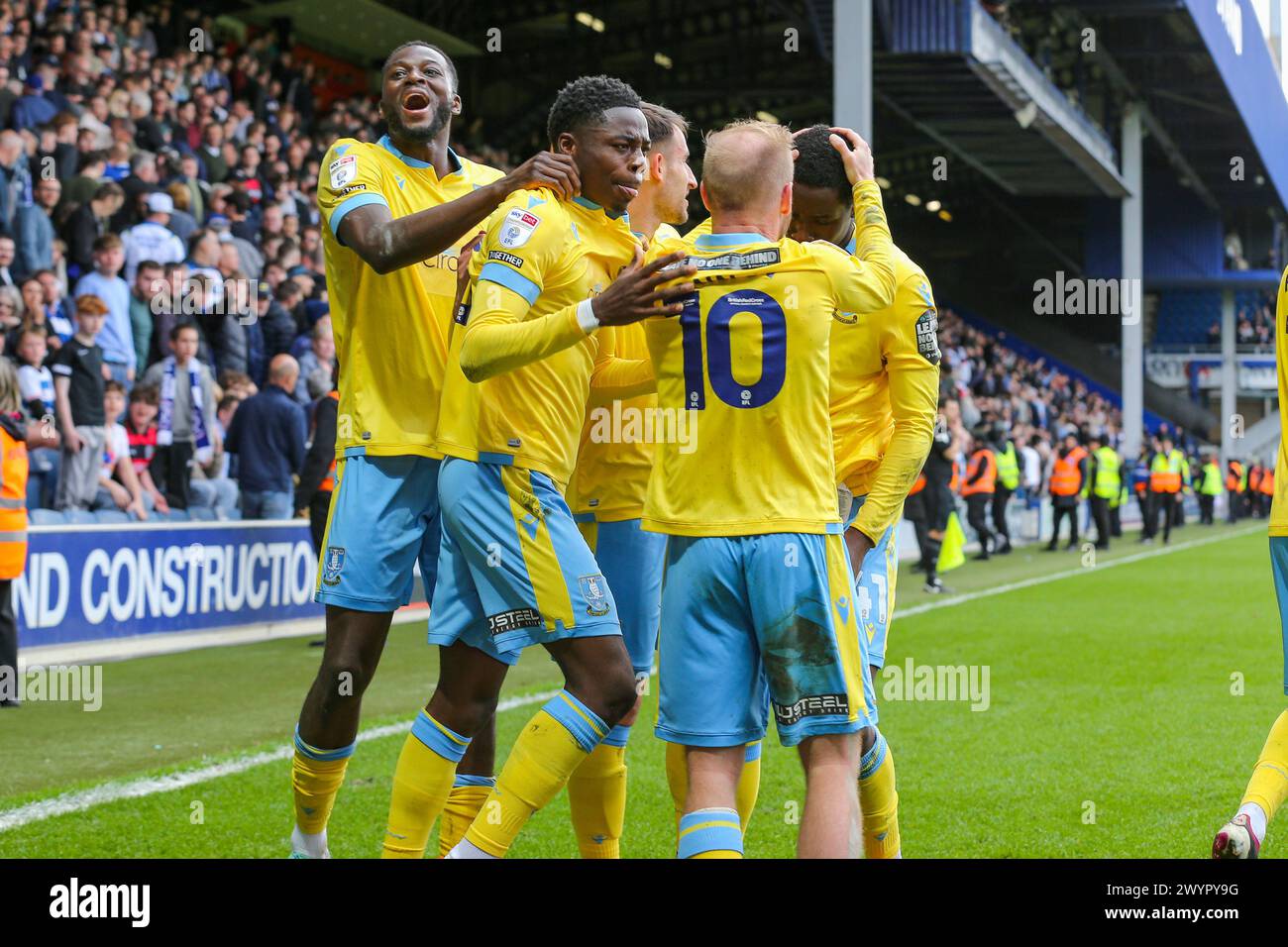 Londres, Royaume-Uni. 06 avril 2024. L'attaquant de Sheffield mercredi Anthony Musaba (45) marque un BUT 0-2 et célèbre le défenseur de Sheffield mercredi Dominic Iorfa (6) milieu de terrain de Sheffield mercredi Barry Bannan (10) L'attaquant de Sheffield mercredi Djeidi Gassama (41) lors du Queens Park Rangers FC vs Sheffield mercredi FC au MATRADE Loftus Road Stadium, Londres, Angleterre, Royaume-Uni le 6 avril 2024 crédit : Every second Media/Alamy Live News Banque D'Images