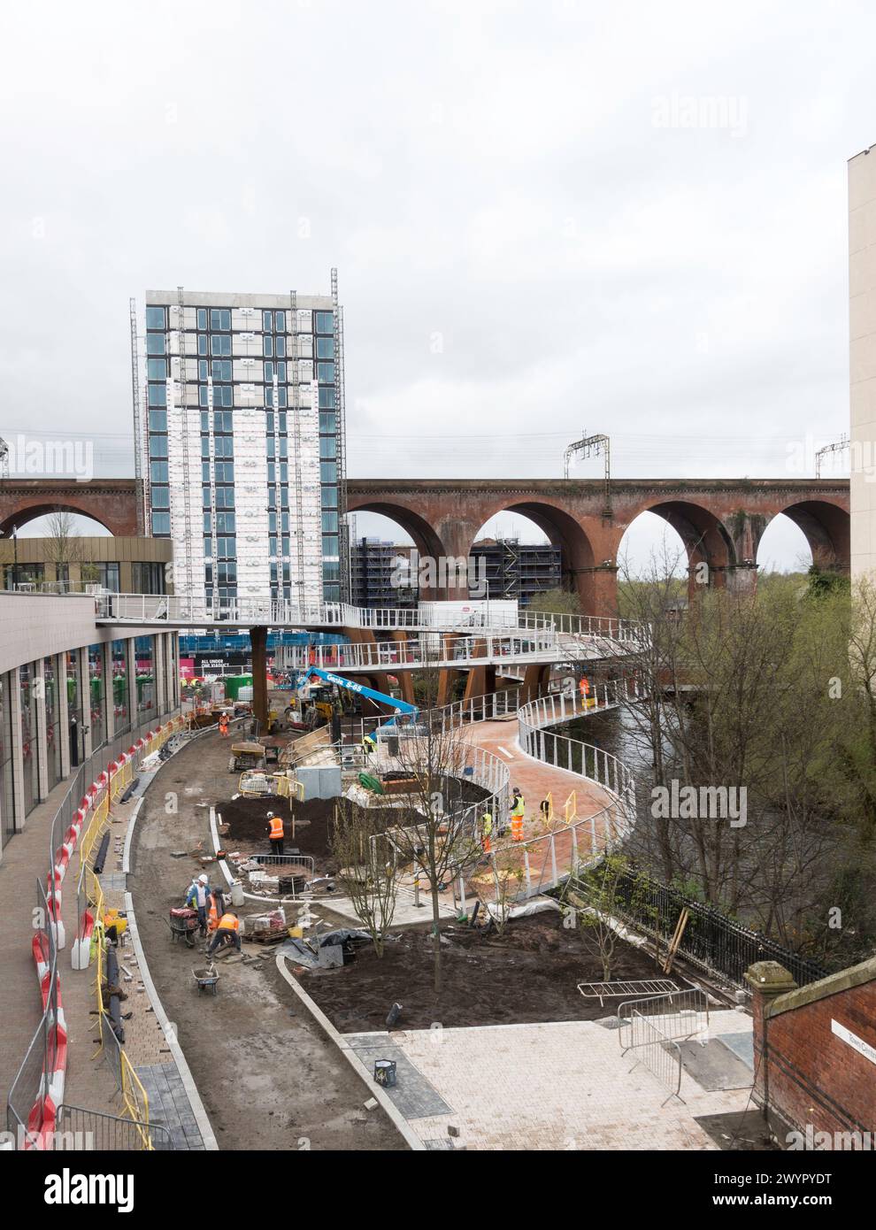 Construction d'une rampe en spirale pour relier le parc d'échange de transport à la rivière Mersey à Stockport, Angleterre, Royaume-Uni Banque D'Images