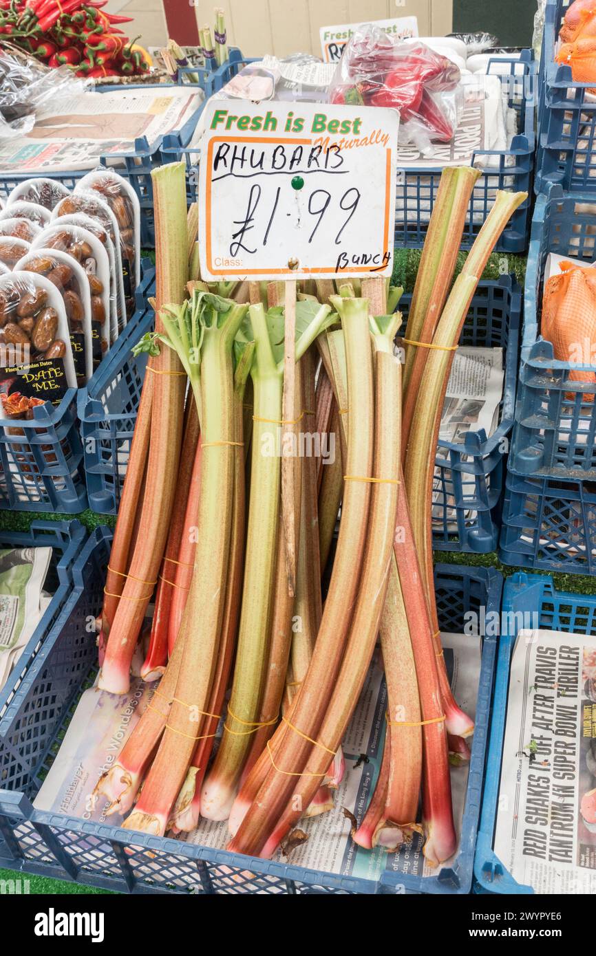 Un tas de rhubarbe sur un étal de marché en Angleterre, au Royaume-Uni Banque D'Images