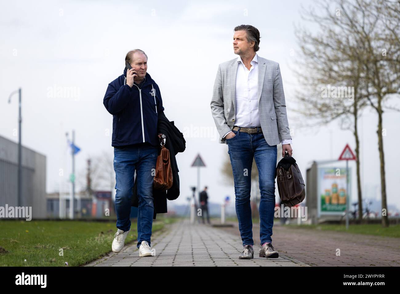 BADHOEVEDORP - L'avocat Robert van t Land (R) arrive au tribunal extra-sécurisé pour le verdict dans l'affaire pénale Marengo. Sur les dix-sept suspects qui ont été jugés en justice, quatorze ont fait l'objet d'un appel. Cela inclut les trois condamnés à perpétuité, dont Ridouan Taghi, et le témoin clé Nabil B. ANP RAMON VAN Flymen netherlands Out - belgium Out Banque D'Images