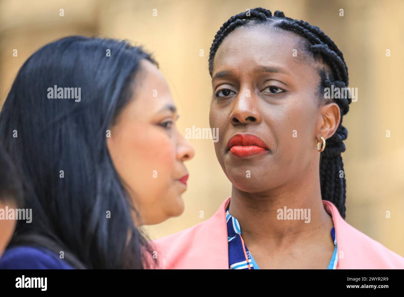(g-t-R) Rushanara Ali et Florence Eshalomi, toutes deux membres du Parlement, Parti travailliste, gros plan de face, Westminster Banque D'Images