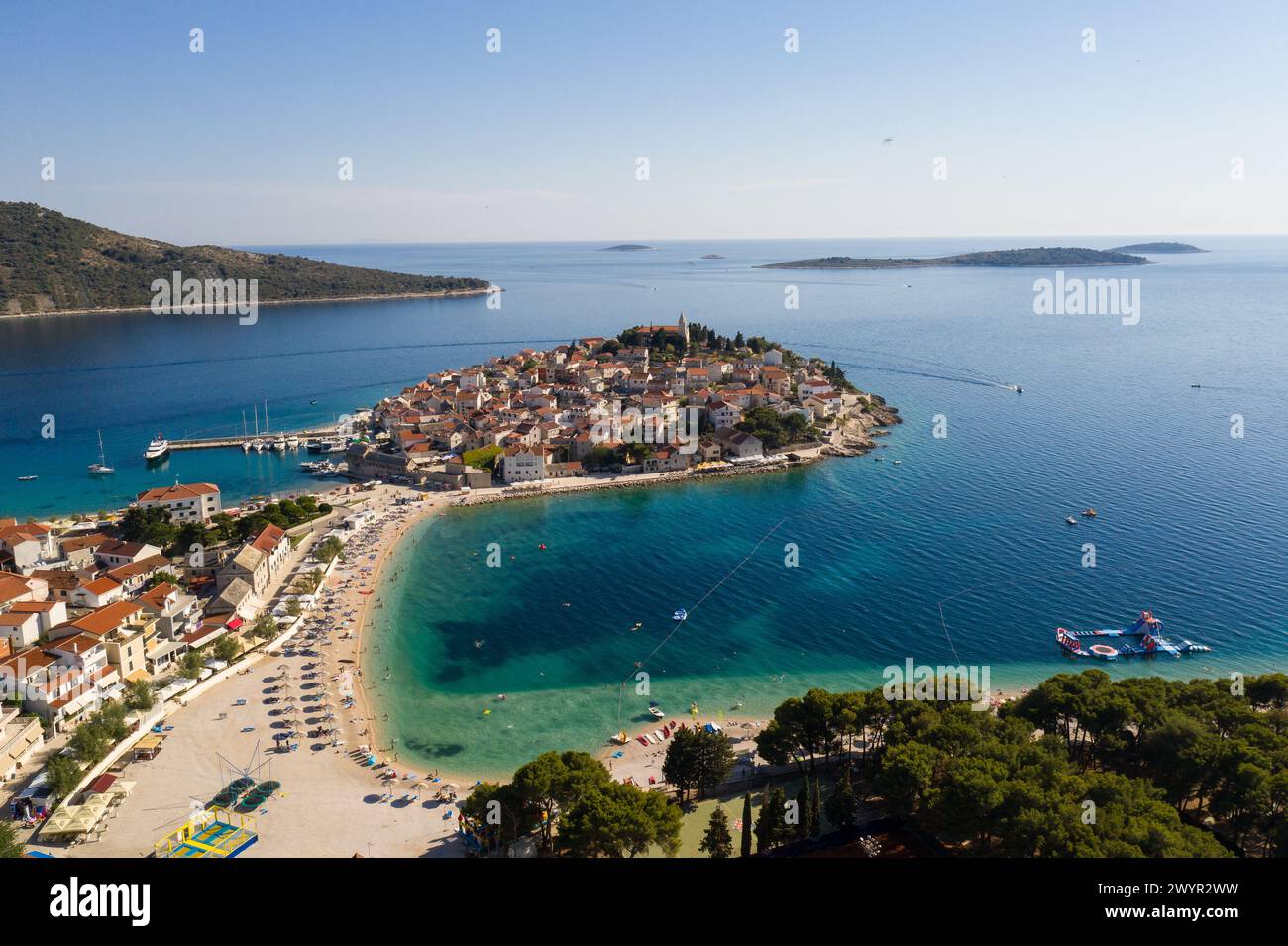 Primosten , Croatie : vue aérienne de la magnifique vieille ville de Primosten par la mer Adriatique en Croatie en été le long de la côte de Dalamatia Banque D'Images