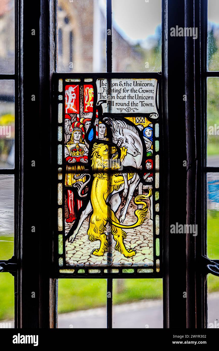 Vitraux Lion et licorne dans le pub Crown de Chiddingfold, un village du Surrey, dans le sud-est de l'Angleterre Banque D'Images