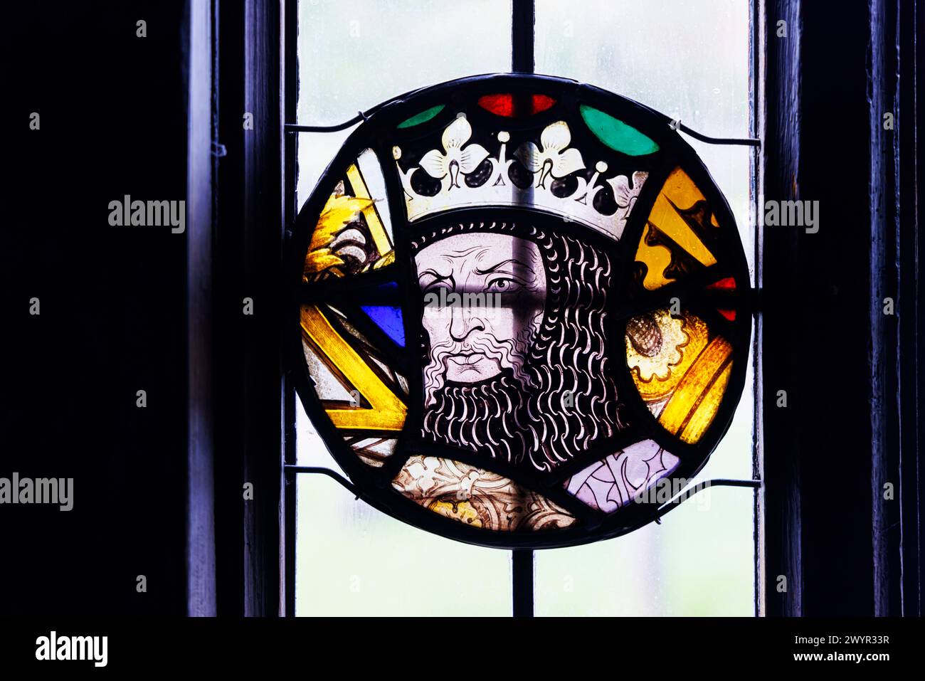 Vitrail à fenêtre lumineuse au plomb portrait d'un roi couronné dans la maille à chaîne dans le pub Crown à Chiddingfold, un village du Surrey, au sud-est de l'Angleterre Banque D'Images
