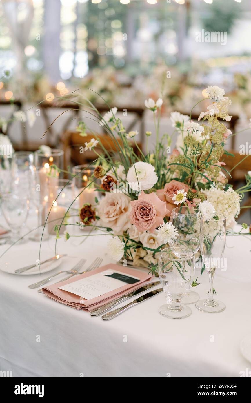 Table de réception de mariage chic avec pièce maîtresse florale Banque D'Images