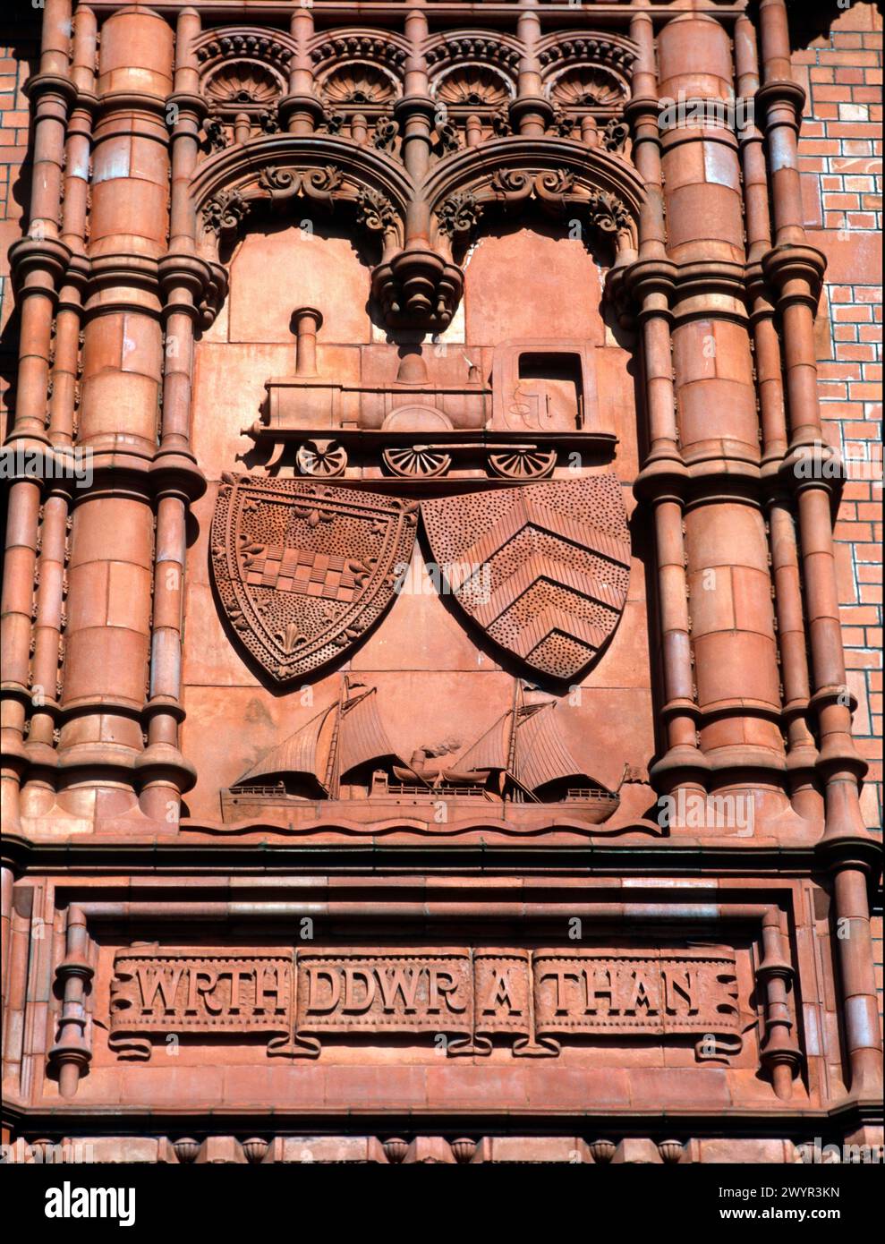 Armoiries sur le bâtiment Pierhead, classé Grade I, richement décoré, un bâtiment victorien néo-gothique en briques rouges anciennement le QG de Bute Dock Company Banque D'Images
