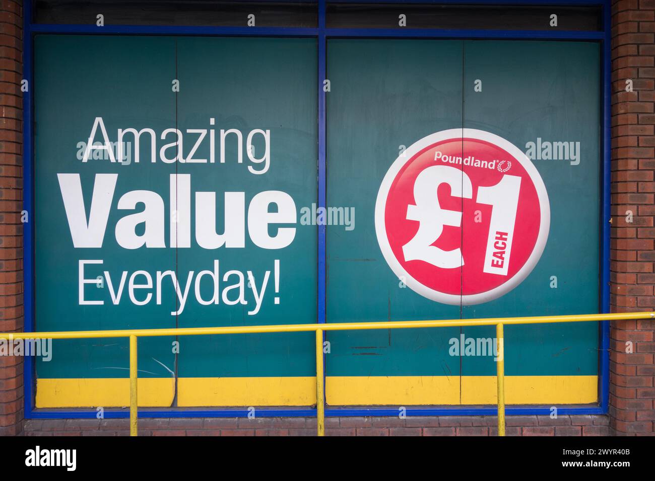Gros plan sur les enseignes des magasins Poundland à un rapport qualité-prix exceptionnel Banque D'Images