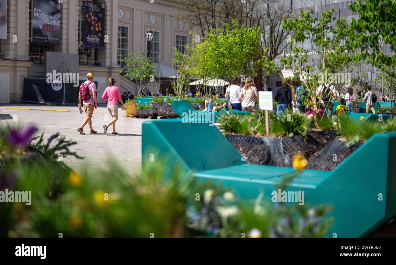 IMAGE THÉMATIQUE, illustration des températures du début de l'été à Vienne : dans l'image : de nombreuses personnes visitent la grande cour plantée du MQ Museumsquartier à Vienne, Autriche, prise le dimanche 7 avril 2024. Le temps en Autriche reste chaud et semblable à celui du foehn ce week-end avec des températures d'environ 30 degrés même au début de la semaine. - 20240407 PD3081 crédit : APA-PictureDesk/Alamy Live News Banque D'Images