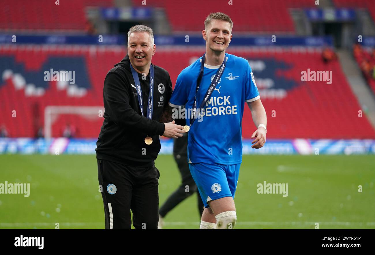 LONDRES, ANGLETERRE - 7 AVRIL : Darren Ferguson, directeur de Peterborough United et Josh Knight de Peterborough United célébrant la finale du Bristol Street Motors Trophy entre Peterborough United et Wycombe Wanderers au stade de Wembley le 7 avril 2024 à Londres, Angleterre. (Photo de Dylan Hepworth/MB Media) Banque D'Images