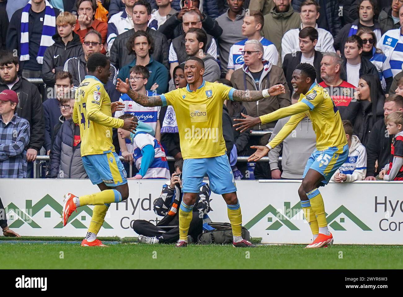 Londres, Royaume-Uni. 06 avril 2024. L'attaquant de Sheffield mercredi Anthony Musaba (45) marque un BUT 0-2 et célèbre avec le défenseur de Sheffield mercredi Liam Palmer (2) et l'attaquant de Sheffield mercredi Djeidi Gassama (41) lors du Queens Park Rangers FC vs Sheffield mercredi FC au stade MATRADE Loftus Road, Londres, Royaume-Uni le 6 avril 2024 Credit: chaque deuxième Media/Alamy Live News Banque D'Images