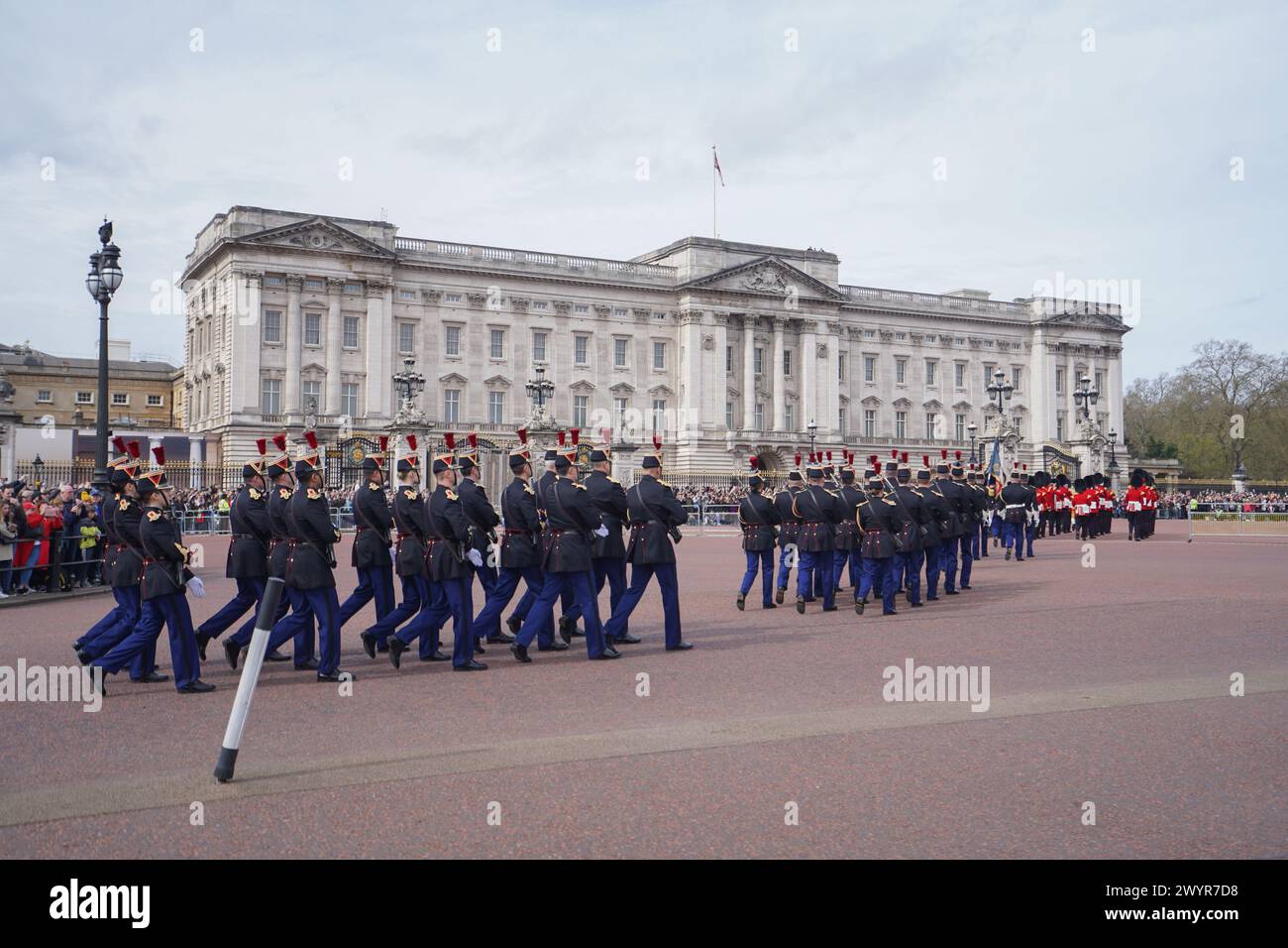 Londres 8 avril 2024 . Les membres de la Garde Républicaine de la gendarmerie française défilent de Wellington Barracks pour prendre part à une cérémonie spéciale de relève de la garde au palais de Buckingham pour célébrer les 120 ans de l'Entente cordiale qui a jeté les bases d'une plus forte relation franco-anglo-française. La France devient la première nation non-Commonwealth à participer officiellement à la cérémonie de la relève de la garde. Credit : amer Ghazzal/Alamy Live News Banque D'Images