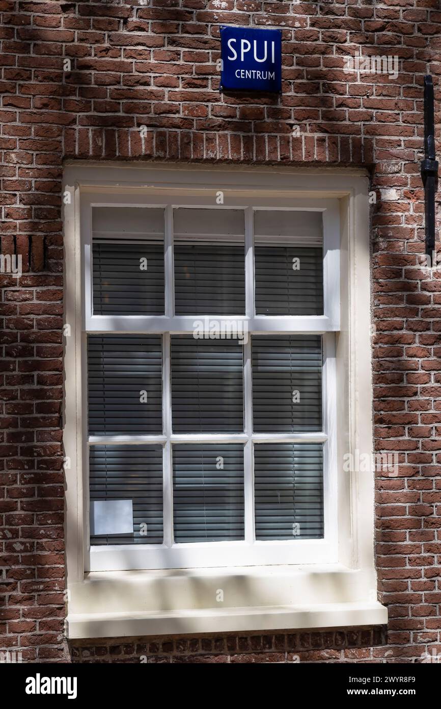 Panneau de rue de la rue - Spui, sur la place du même nom dans le centre d'Amsterdam. Banque D'Images