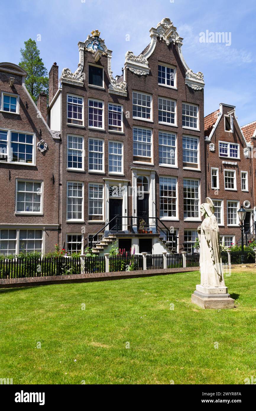 Maisons historiques dans le Begijnhof, l'une des plus anciennes cours (hofjes) d'Amsterdam. Banque D'Images