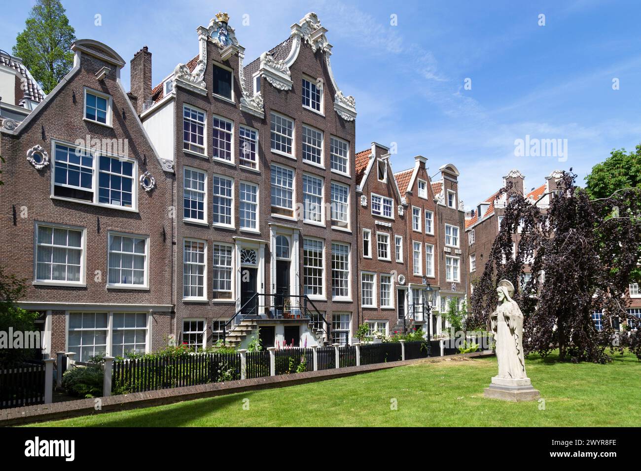 Maisons historiques dans le Begijnhof, l'une des plus anciennes cours (hofjes) d'Amsterdam. Banque D'Images