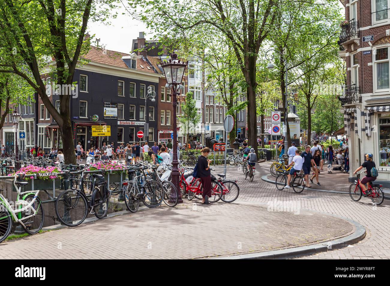 Animation chaleureuse dans le célèbre vieux quartier Jordaan près du Prinsengracht dans le centre d'Amsterdam. Banque D'Images Animation chaleureuse dans le célèbre vieux quartier Jordaan près du Prinsengracht dans le centre d'Amsterdam. Banque D'Images