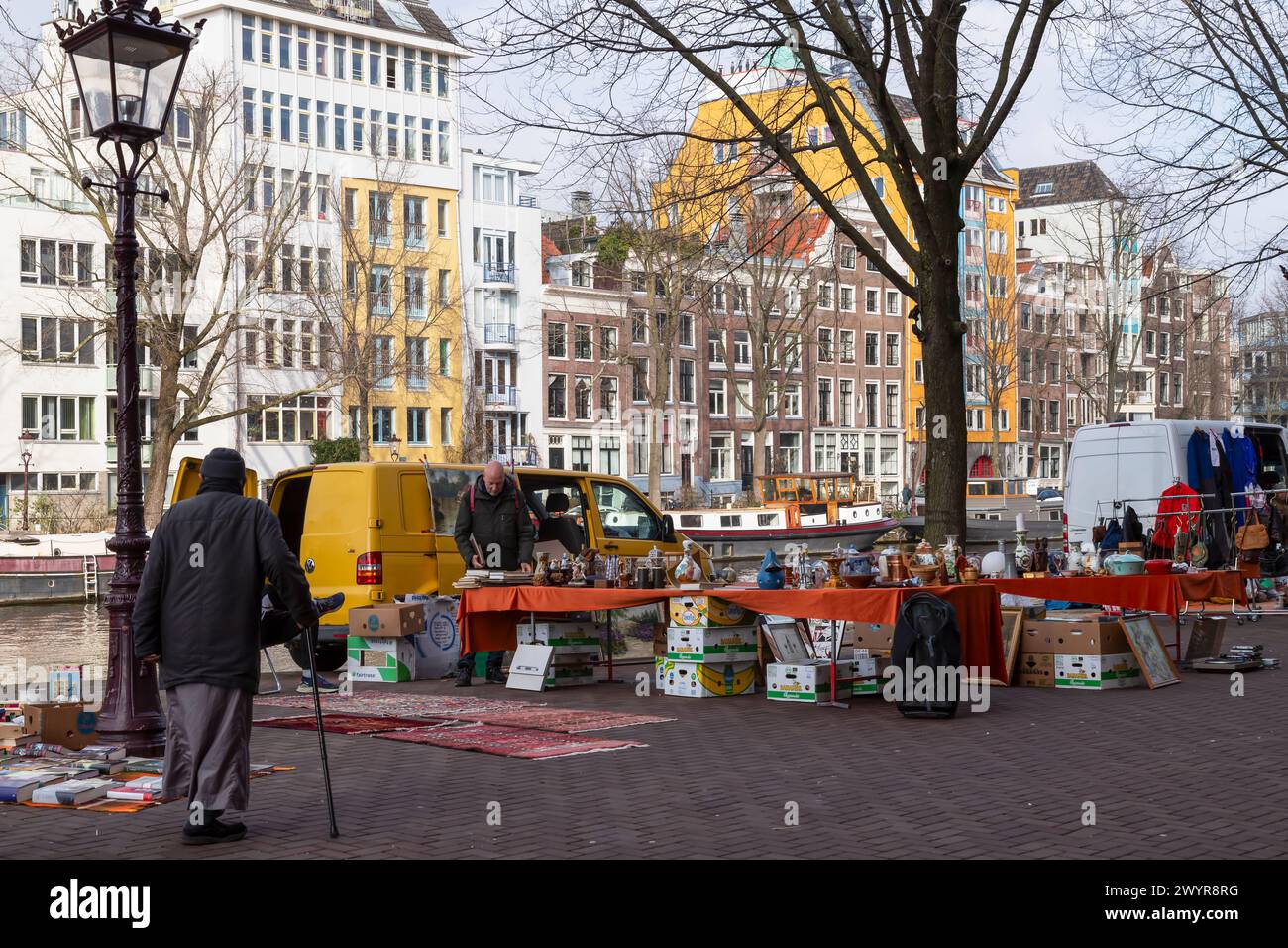 Vendeur de marché au célèbre marché aux puces sur la place Waterloo - Waterlooplein, à Amsterdam. Banque D'Images