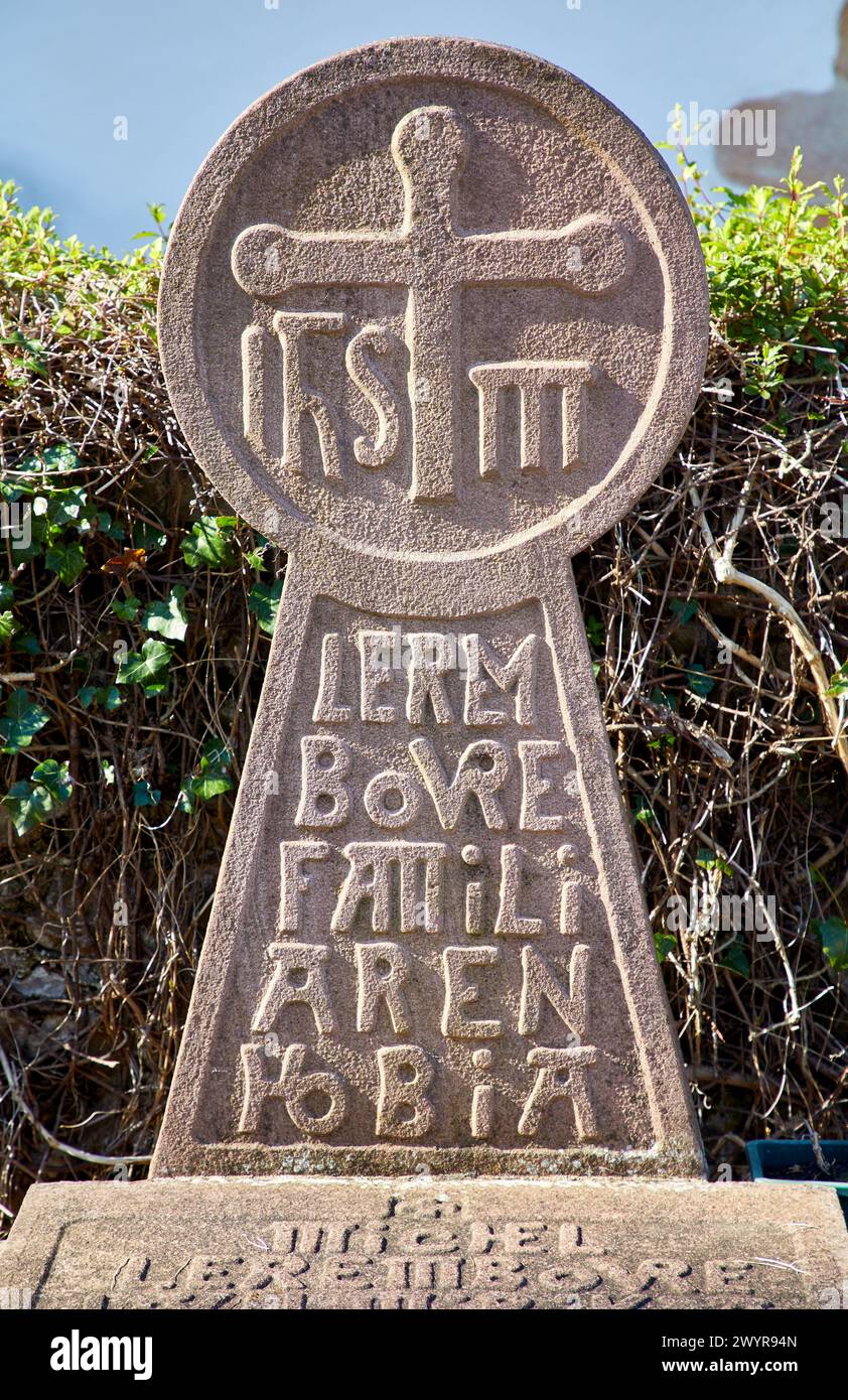 Stèle discoïdale basque, stèle funéraire, cimetière, Sara, Pyrénées-Atlantiques département, région Aquitaine, France, Europe. Banque D'Images