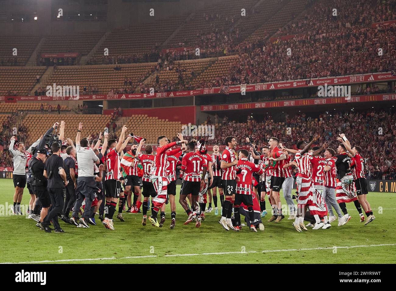 Séville, Espagne. 07 avril 2024. Les joueurs de l'Athletic Club célèbrent leur victoire à la fin de la finale de la Copa del Rey 2024 entre l'Athletic Club et Majorque à l'Estadio la Cartuja de Sevilla. Scores finaux ; Athletic Club 1:1 Mallorca. (Pénalités : 4:2) (photo par Federico Titone/SOPA images/SIPA USA) crédit : SIPA US/Alamy Live News Banque D'Images