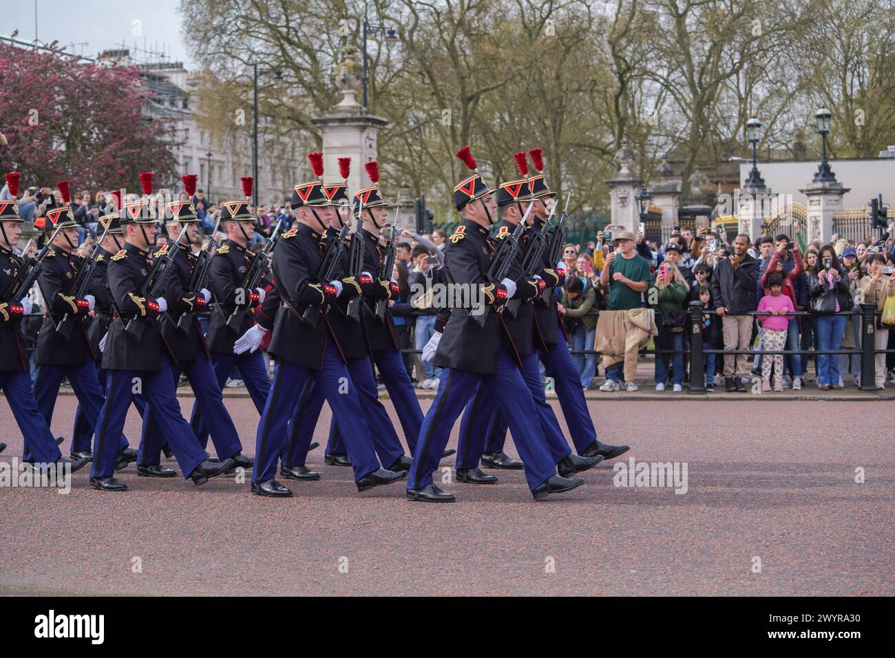 Londres 8 avril 2024 . Les membres de la Garde Républicaine de la gendarmerie française défilent de Wellington Barracks pour prendre part à une cérémonie spéciale de relève de la garde au palais de Buckingham pour célébrer les 120 ans de l'Entente cordiale qui a jeté les bases d'une plus forte relation franco-anglo-française. La France devient la première nation non-Commonwealth à participer officiellement à la cérémonie de la relève de la garde. Credit : amer Ghazzal/Alamy Live News Banque D'Images