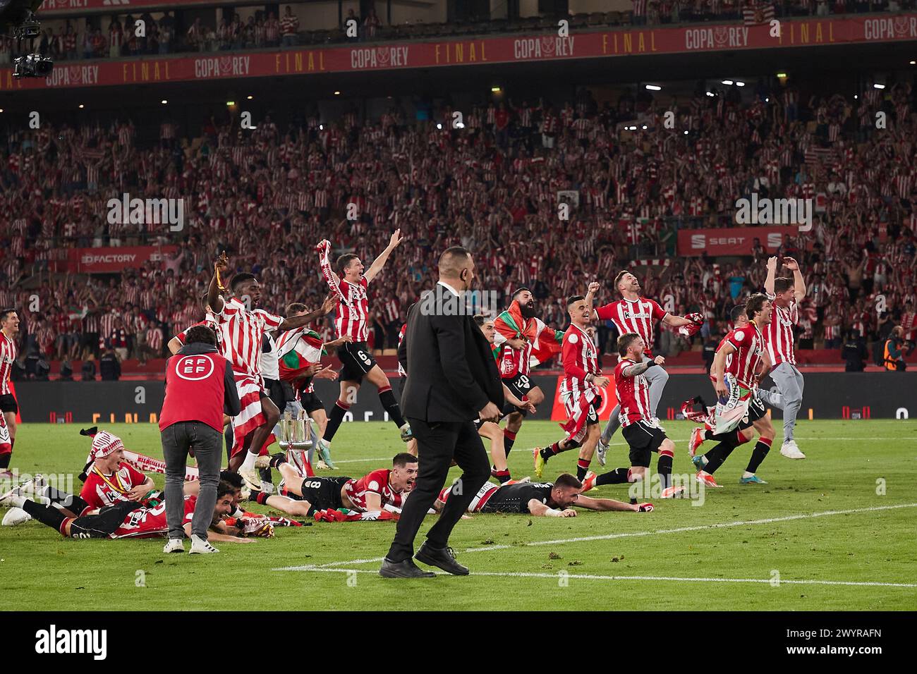 Séville, Espagne. 07 avril 2024. Les joueurs de l'Athletic Club célèbrent leur victoire à la fin de la finale de la Copa del Rey 2024 entre l'Athletic Club et Majorque à l'Estadio la Cartuja de Sevilla. Scores finaux ; Athletic Club 1:1 Mallorca. (Pénalités : 4:2) (photo par Federico Titone/SOPA images/SIPA USA) crédit : SIPA USA/Alamy Live News Banque D'Images