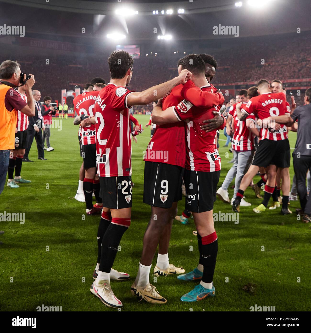 Raul Garcia (à gauche) de l'Athletic Club, Inaki Williams (à droite) de l'Athletic Club et Inigo Lekue (à droite) de l'Athletic Club célèbrent la victoire de la Copa del Rey espagnole après la finale de la Copa del Rey entre l'Athletic Club et le RCD Mallorca au stade la Cartuja de Séville, Espagne. Score final : Athletic Club 1 : 1 RCD Mallorca (Athletic Club gagne 4-2 sur penalty) vu en action lors de la finale de la Copa del Rey 2024 entre Athletic Club et Majorque à l'Estadio la Cartuja de Sevilla. Scores finaux ; Athletic Club 1:1 Mallorca. (Pénalités : 4:2) (photo Federico Titone/SOPA images/SIPA USA) Banque D'Images