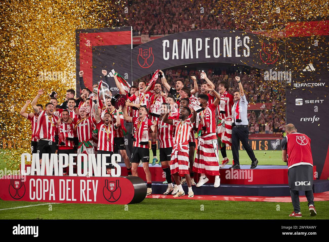 Séville, Espagne. 07 avril 2024. Les joueurs de l'Athletic Club célèbrent leur victoire à la fin de la finale de la Copa del Rey 2024 entre l'Athletic Club et Majorque à l'Estadio la Cartuja de Sevilla. Scores finaux ; Athletic Club 1:1 Mallorca. (Pénalités : 4:2) (photo par Federico Titone/SOPA images/SIPA USA) crédit : SIPA USA/Alamy Live News Banque D'Images