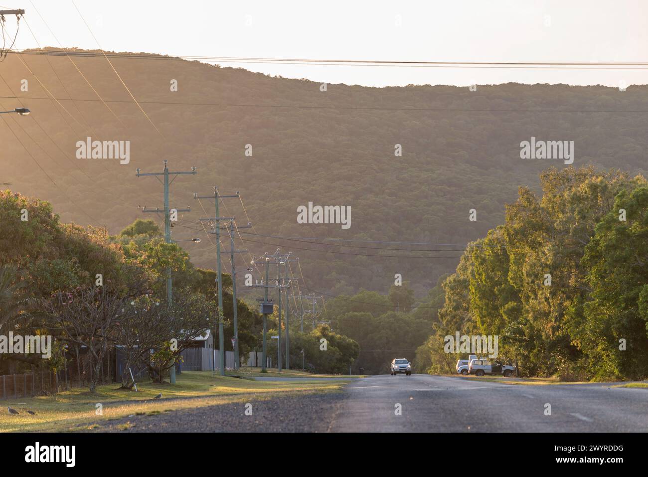 Admirez Grassy Hill depuis Hope Street à Cooktown, dans l'extrême nord du Queensland en Australie, au soleil tôt le matin Banque D'Images
