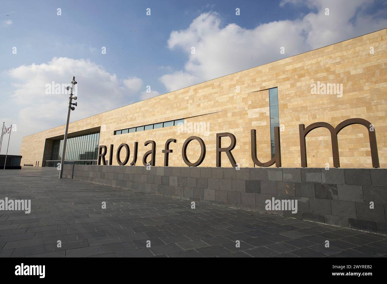 Riojaforum, Palais des Congrès et auditorium de la Rioja, par José Manuel Barrio et Alberto Sáinz de Aja (BSA), Logroño, la Rioja. Espagne. Banque D'Images