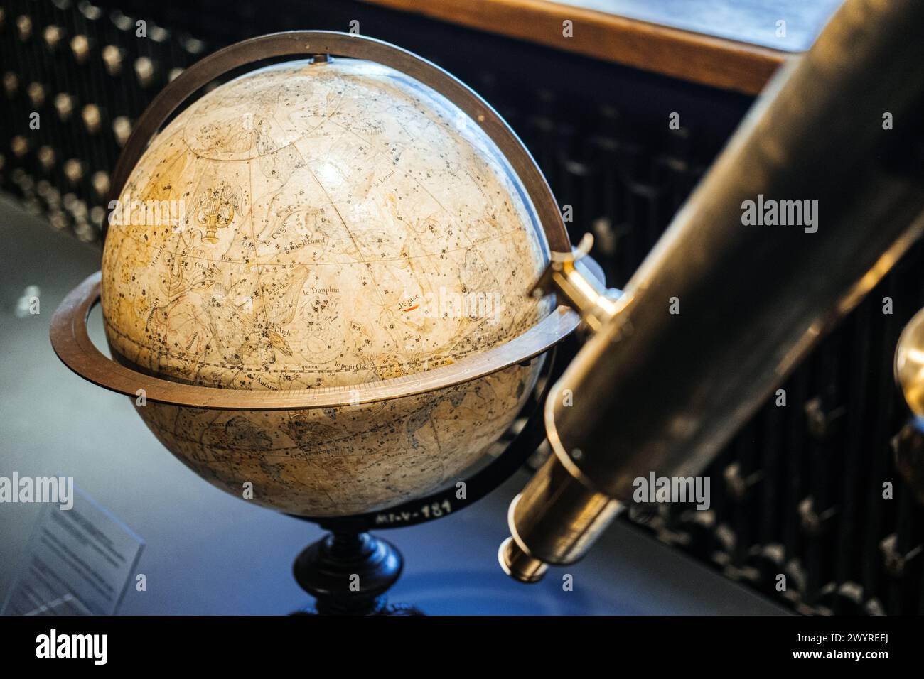 Varsovie, Pologne - 19 mars 2024. Globe terrestre antique sur support en bois Banque D'Images