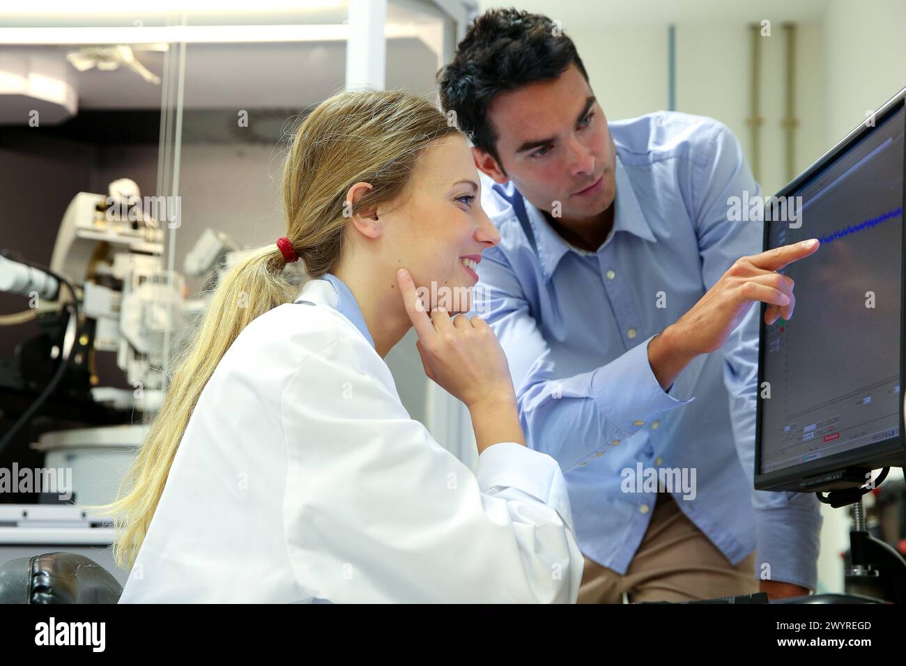 Chercheurs. Diffractomètre à rayons X. Services technologiques à l'industrie. TECNALIA recherche & innovation, Donostia, Saint-Sébastien, Gipuzkoa, pays Basque, Espagne. Banque D'Images