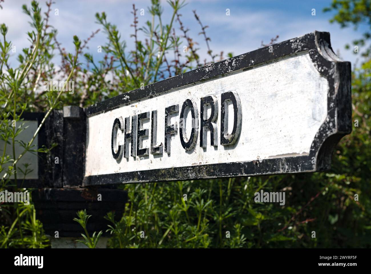 Un vieux panneau routier pour Chelford, Cheshire Banque D'Images