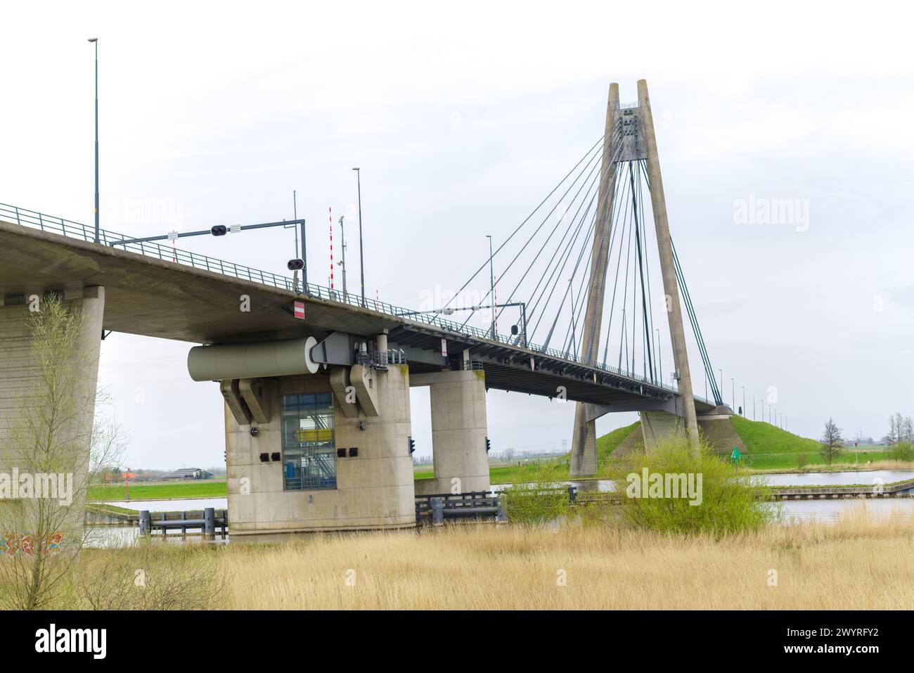 Pont de l'île (Eiland brug en néerlandais). C'est un pont à haubans avec un passage souterrain de 14 M. Banque D'Images
