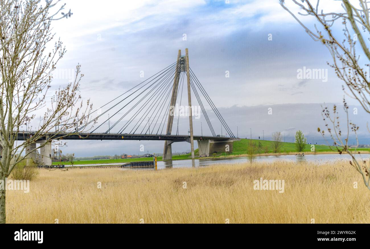 Pont de l'île (Eiland brug en néerlandais). C'est un pont à haubans avec un passage souterrain de 14 M. Banque D'Images